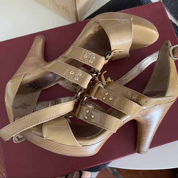 Sofft patent leather studded platform sandals 6M - Picture 2 of 8